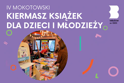 Na stołach leży dużo książek. Za stołem pochyla się nad nim kobieta w czerwonej bluzie. Przed stołem dwie kobiety przyglądają się książką.