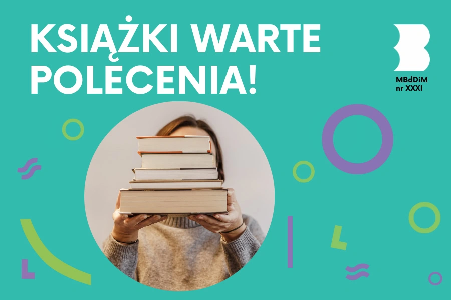 Stos książek trzymanych w rękach przez kobietę, zasłaniają jej twarz.