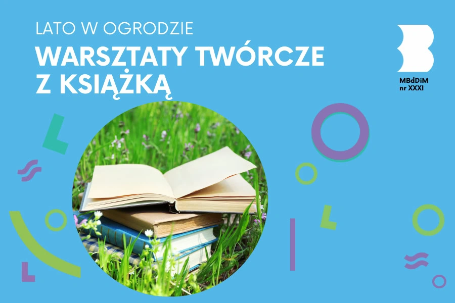 Mały stos książek leży na trawie. Ta na wierzchu jest otwarta.