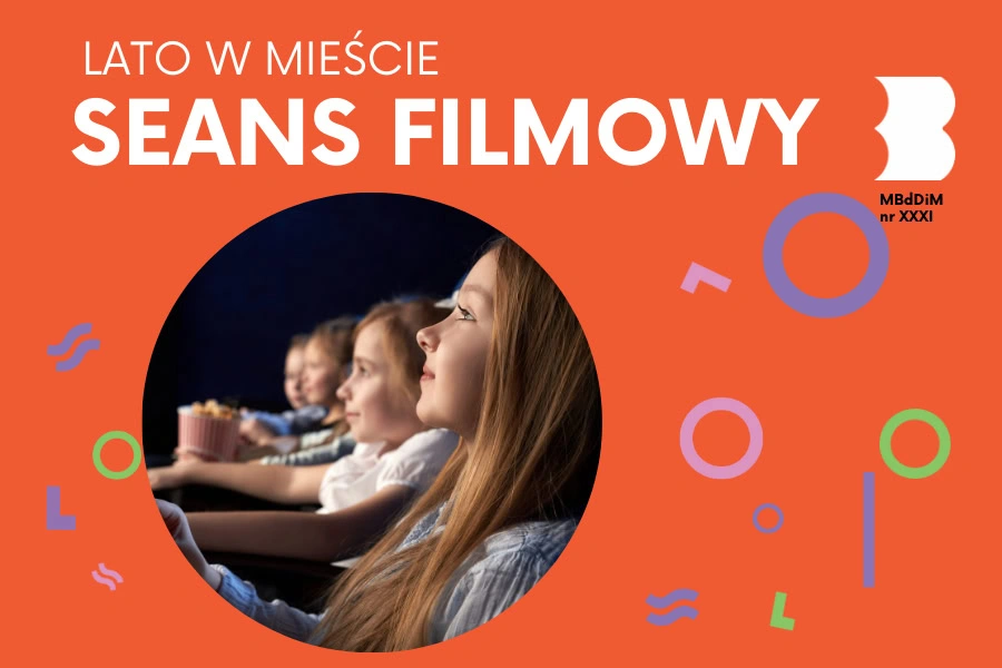 Dzieci siedzą w rzędzie i patrzą się na coś.