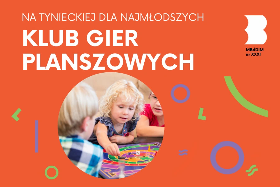 W kółku trójka młodych dzieci gra w grę planszową.