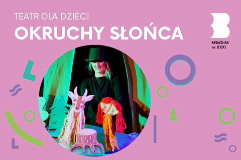 Sceneria leśna. Przy pieńku stoi ruda dziewczynka i kozioł animowani stojącą z tyłu ubraną na czarno aktorką.
