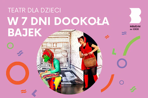 Aktorka ubrana w czerwony kostium z kapturkiem i koszykiem w rękach, zwraca się do aktora przebranego za zielonego krokodyla. W tle narysowany pokój z dużym regałem na książki.