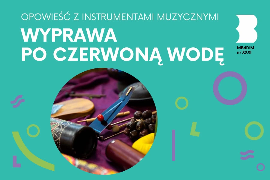 Kukiełka sowy ma za sobą dekoracyjny krzak.