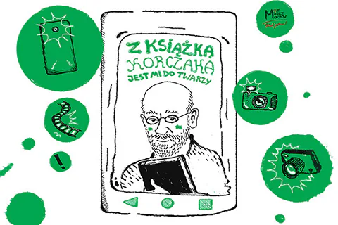 Narysowany ekran smartfona, a na jego ekranie portretowy rysunek Janusza Korczaka trzymającego książkę w ręku. Wokół smartfona krążą inne aparaty fotograficzne. Do tego tekst: z książką Korczaka jest mi do twarzy.
