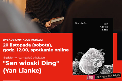 Mężczyzna w czarnym swetrze siedzi i trzyma w prawej ręce książkę. Z prawej strony okładka książki „Sen wioski Ding” autorstwa Ian Lianke. Na dole okładki zdjęcie bakterii pod mikroskopem elektronowym. Z lewej strony zaproszenie do Dyskusyjnego Klubu Książki w sobotę 20 listopada, godzina 12:00, spotkanie online.