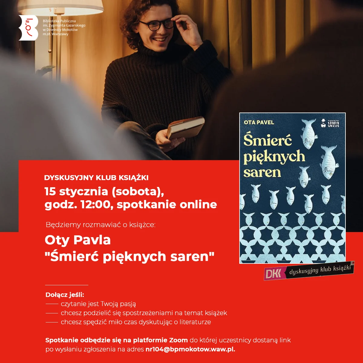 Plakat promujący spotkanie opisane w artykule. Lampa stojąca oświetla młodego mężczyznę w okularach i brązowym golfie. W prawej ręce trzyma książkę, uśmiechając się do innych osób w pomieszczeniu. Z prawej strony okładka książki. Na niej widać wiele ryb oraz tytuł i nazwisko autorki. Na dole treść artykułu.