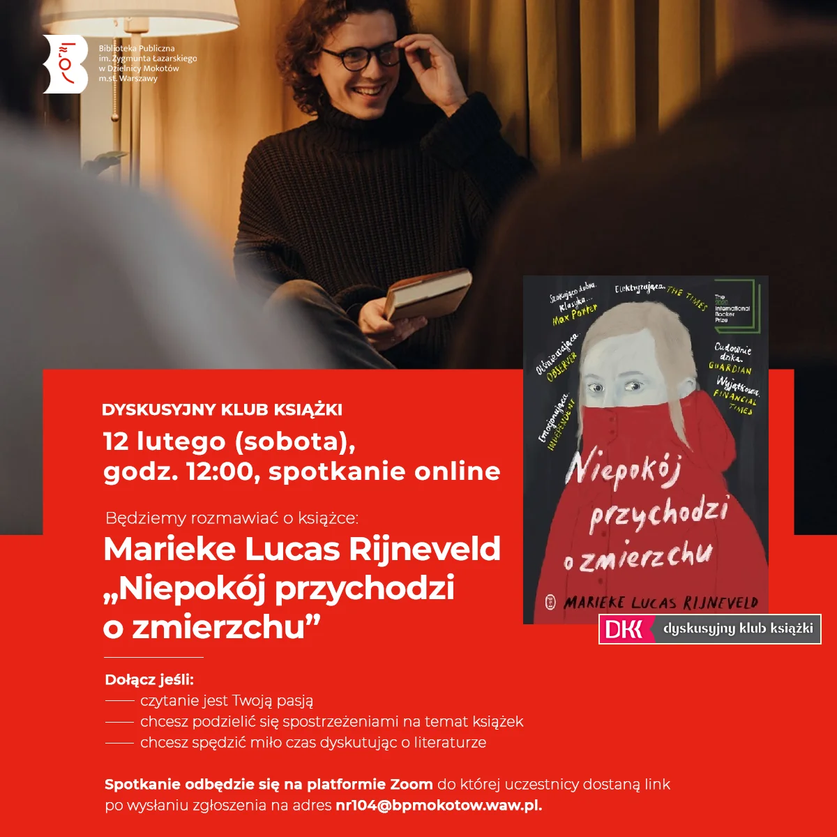 Plakat promujący spotkanie opisane w artykule. Lampa stojąca oświetla młodego mężczyznę w okularach i brązowym golfie. W prawej ręce trzyma książkę, uśmiechając się do innych osób w pomieszczeniu. Z prawej strony okładka książki. Na niej widać rysunek dziewczyny o jasnych włosach, w czerwonym płaszczu zaciągniętym aż na nos oraz tytuł i nazwisko autorki. Na dole treść artykułu.