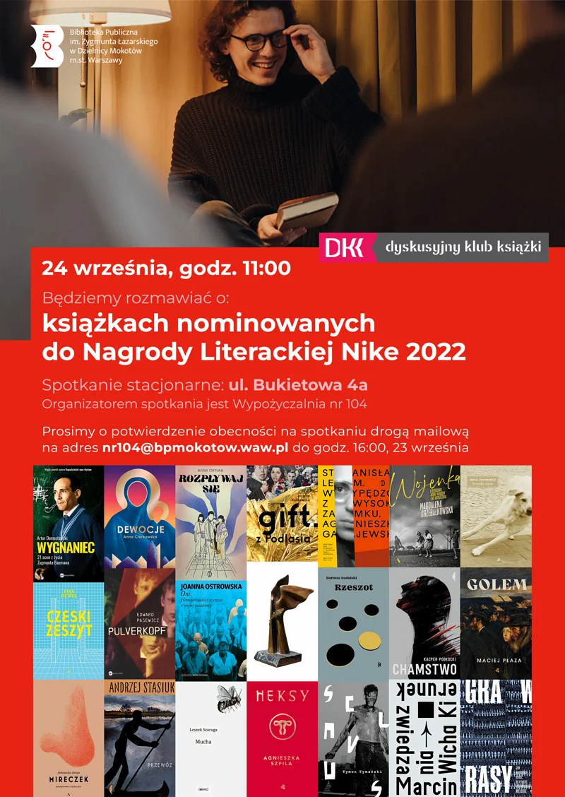 Plakat promujący spotkanie opisane w artykule. Lampa stojąca oświetla młodego mężczyznę w okularach, w brązowym golfie. W prawej ręce trzyma książkę, uśmiechając się do innych osób w pomieszczeniu. Poniżej, na czerwonym tle tekst zawarty w tekście. A poniżej na połowie plakatu 20 okładek książek oraz statuetka Nike.