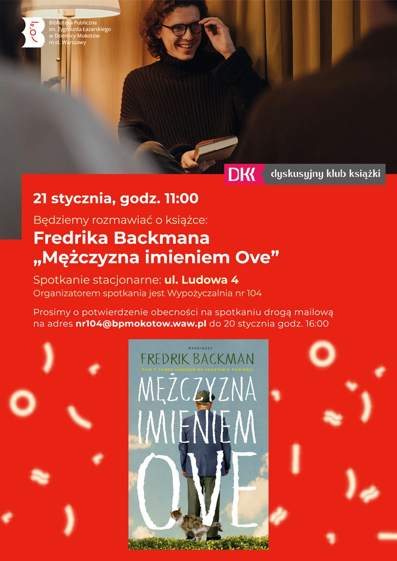 Plakat promujący spotkanie opisane w artykule. Lampa stojąca oświetla młodego mężczyznę w okularach, w brązowym golfie. W prawej ręce trzyma książkę, uśmiechając się do innych osób w pomieszczeniu. Na dole okładka książki, na której po za autorem i tytułem umieszczono zdjęcie stojącego tyłem, o którego ociera się łaciaty kot. Oboje stoją na trawie, w tle niebo z chmurami. W środku plakatu treść artykułu.