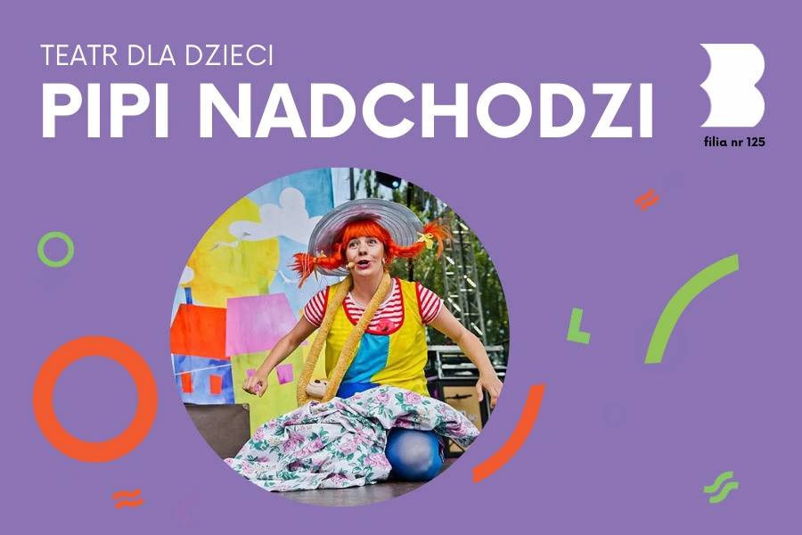 Aktorka w rudej peruce z warkoczami i pstrym stroju siedzi na scenie. W tle narysowane proste domki, niebo, chmura i Słońce.