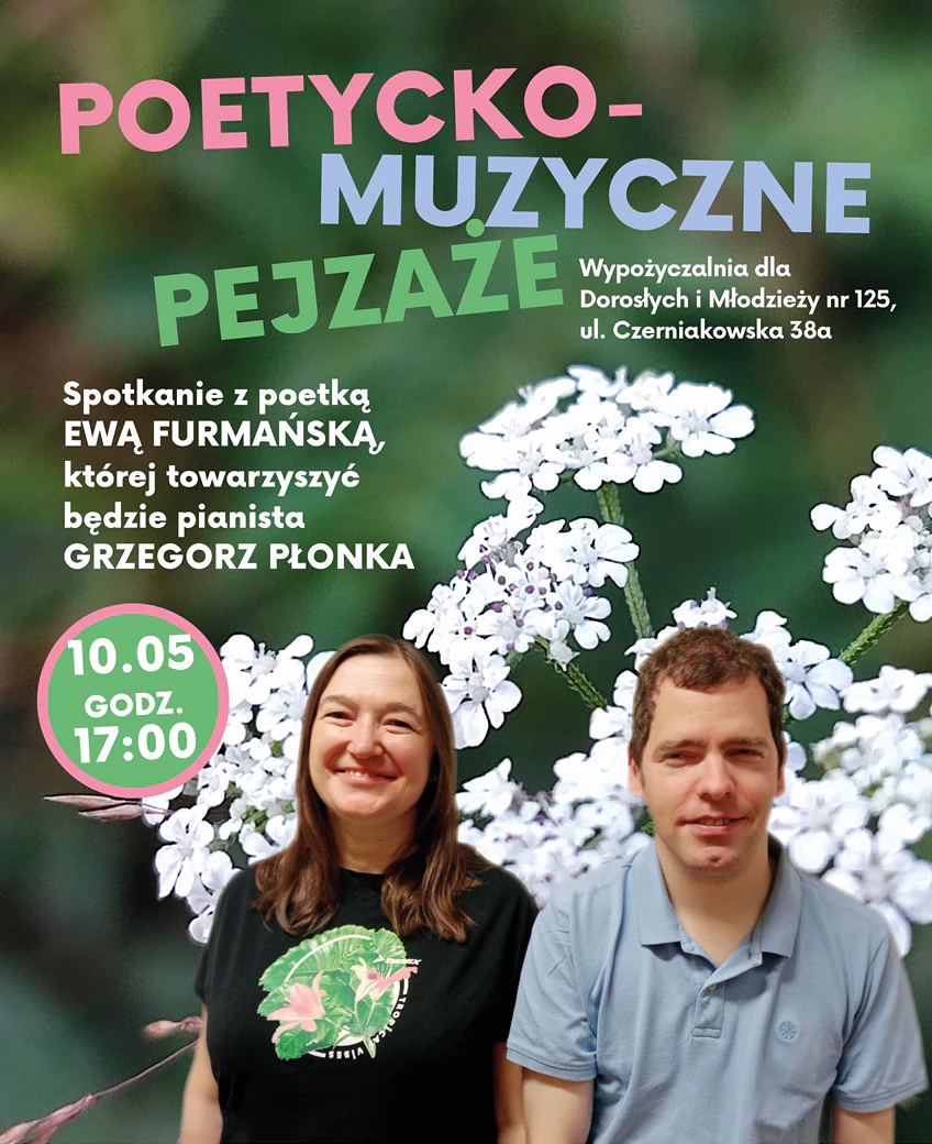 Na tle rośliny, która wypuściła wiele drobnych, białych kwiatków, siedzą uśmiechnięci kobieta i mężczyzna.