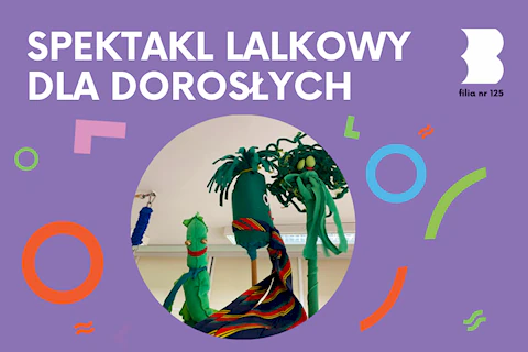 Trzy zielone kukiełki wystają ponad kotarę.