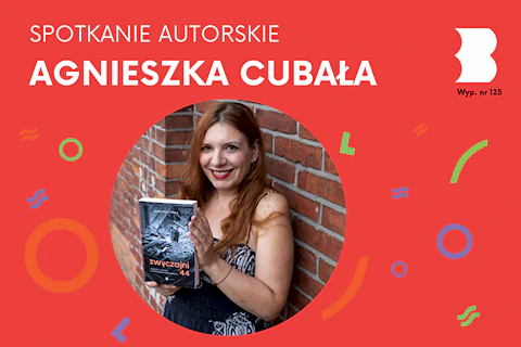 Agnieszka Cubała, rudowłosa kobieta w średnim wieku w granatowej sukience trzyma w dłoniach swoją książkę, na okładce której dominuje motyw ruin warszawskich.
