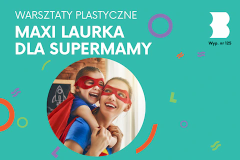 Mama w stroju superwomen uśmiecha się do trzymanego na plecach małego superdziecka.