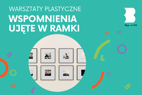 Na ścianie wisi kilka fotografii oprawionych w ramki.