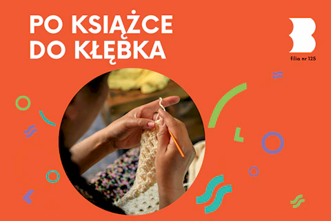 Widok z góry jak kobieta szydełkuje biały szal pomarańczowym szydełkiem.