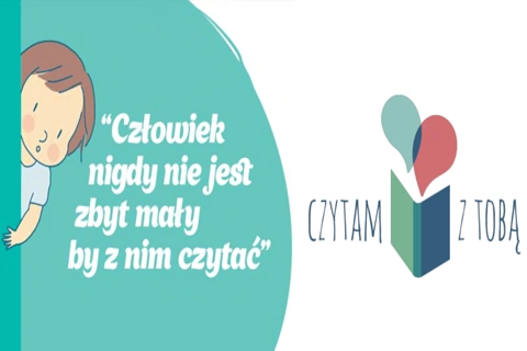 Z lewej małe dziecko wychyla się zza zielonej zasłony. Na prawo od niego cytat: człowiek nigdy nie jest zbyt mały, by z nim czytać. Na prawo tekst przedzielony otwartą książką: czytamy z tobą.