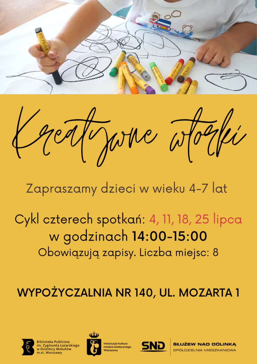 Dziecko rysuje coś abstrakcyjnego czarną kredką świecową. Różnokolorowe kredki leżą na białej płachcie papieru. Do tego tekst zawarty w artykule.
