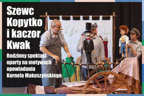 Trzy osoby ubrane na szaro stoją za drewnianym wózkiem. Dwie z tych osób trzymają kukły. Do tego tekst zawarty w artykule.