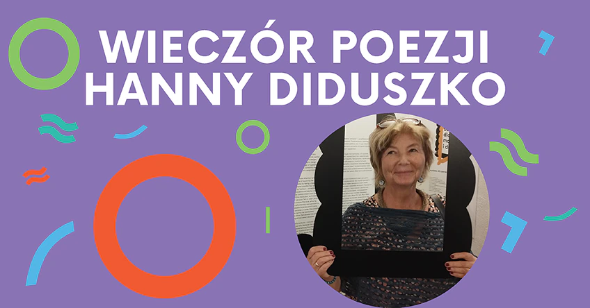 Dojrzałą kobieta uśmiechając się, trzyma czarną ramę przed sobą, tworząc foto portret swojej osoby. Tekst: wieczór poezji Hanny Diduszko.