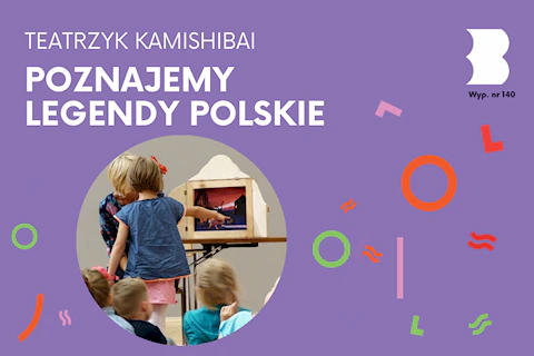 Dziewczynka stoi i wskazuje na obrazek zawarty w drewnianej ramce teatrzyka kamishibai. Kilkoro dzieci siedzi na podłodze patrząc na obrazek.