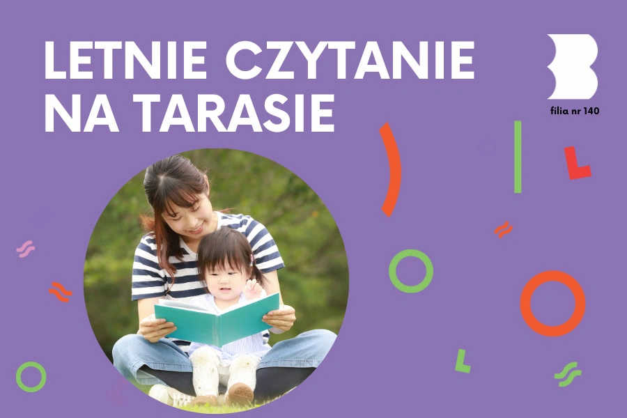 Kobieta w bluzie w paski czyta siedzącemu jej na kolanach dziecku.