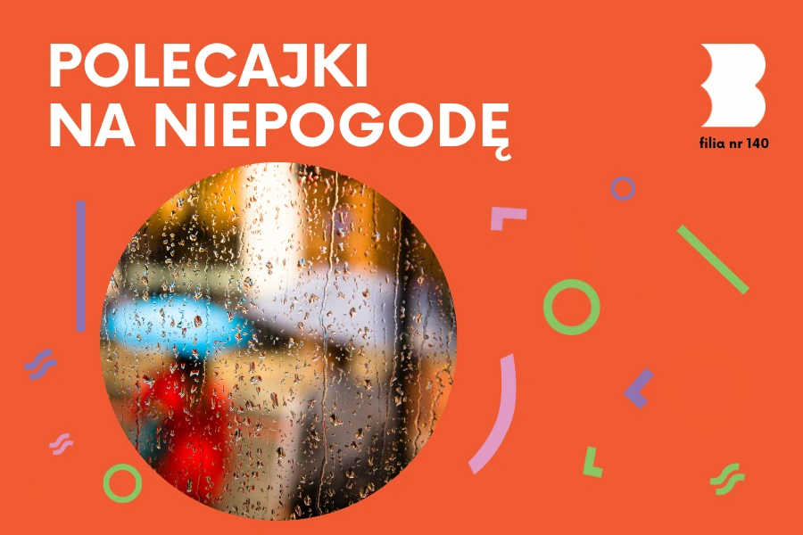 Szyba ociekająca kroplami deszczu, zza której widać rozmazane sylwetki z parasolami.