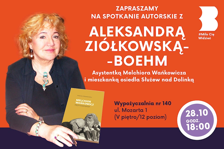 Uśmiechnięta rudowłosa dojrzała kobieta trzyma w dłoni długopis, a obok niej okładka książki, na której ta sama, ale młodsza, kobieta siedzi obok Wańkowicza przed sobą mając kilka mikrofonów.