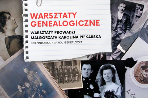 Stare, rodzinne zdjęcia rozsypane na biurku.