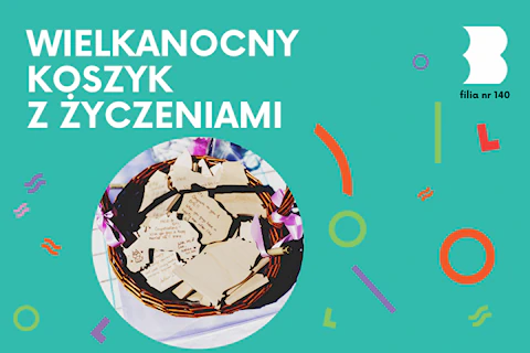 Pleciony koszyk a w nim płaskie, drewniane kawałki drzewa zapisane tekstem.