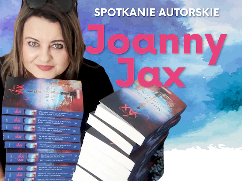 Zdjęcie uśmiechniętej brunetki w średnim wieku w czarnej bluzie, a przed nią dwa stosy jej książek, Joanny Jax.