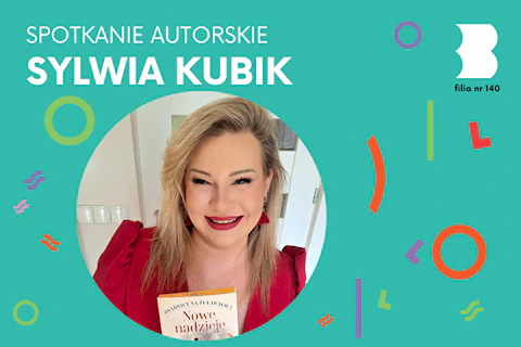 Zdjęcie uśmiechniętej blondynki w czerwonej koszuli, trzymającą przed sobą książkę.