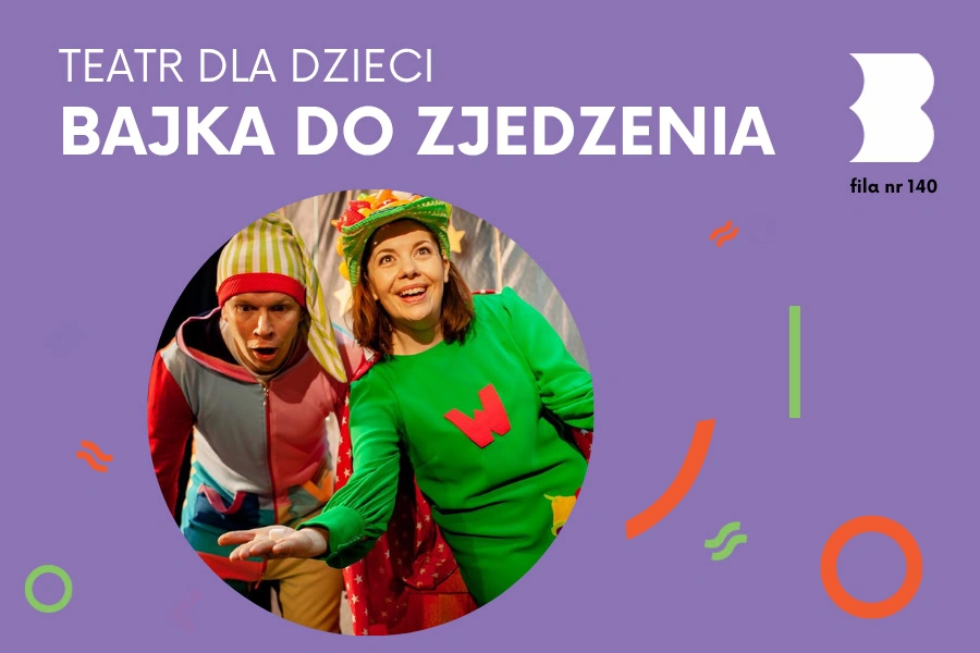 Aktorka ubrana na zielono stoi obok aktora ubranego na łaciato w szlafmycy.