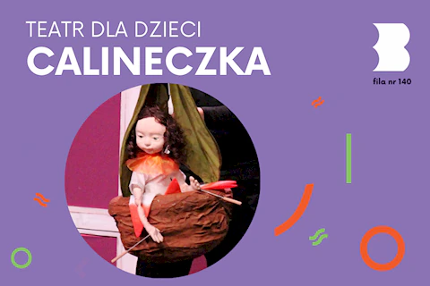 Kukiełka dziewczynki siedzi w koszyku.