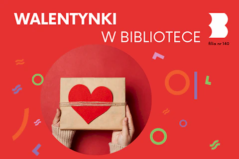 Damskie dłonie trzymają książkę zapakowana w szary papier z czerwonym sercem na wierzchu i obwiązaną papierowym, szarym sznurkiem.