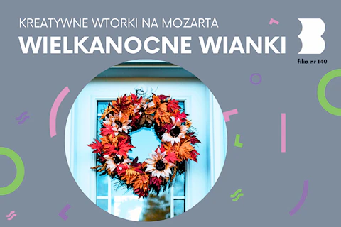 Na biało-szklanych drzwiach frontowych wisi kolorowy wianek.