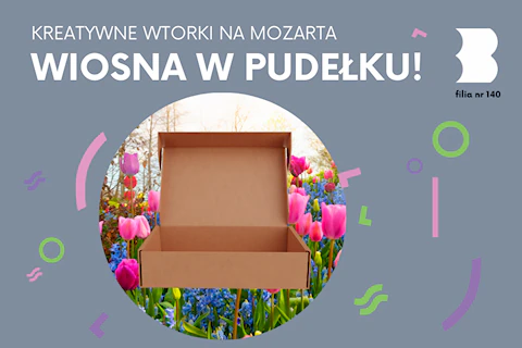 Otwarte szare pudełko na tle wiosennie przystrojonej polanie.