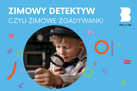 Nieletni detektyw przez lupę przygląda się czemuś trzymanego w drugiej dłoni.