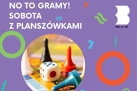 Na fragmencie planszy leży kilka pionków oraz kostka sześciościenna z piątką na górze, czwórką i jedynką na bokach. Do tego tekst: no to gramy; sobota z planszówkami; fila nr 20.
