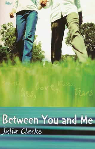 Okładka książki Between You and Me [ang.] /  Julia Clarke.