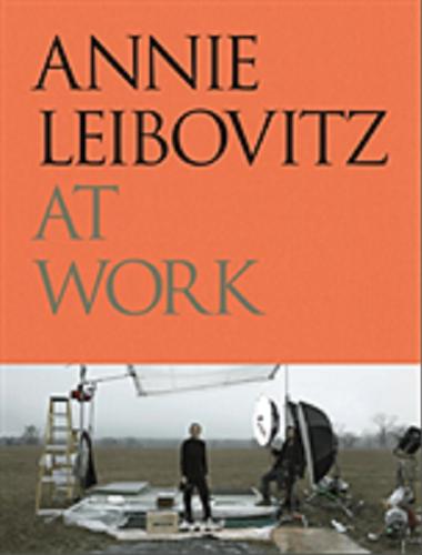 Okładka książki Annie Leibovitz at work / [text based on conversations with Sharon DeLano ; editor Sharon DeLano].