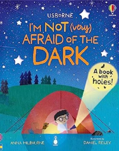 Okładka książki I`m not (very) afraid of thr dark / Anna Milbourne ; ilustrated by Daniel Rieley.