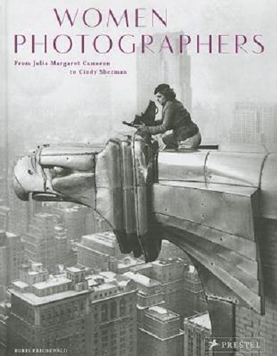 Okładka książki Women photographers : from Julia Margaret Cameron to Cindy Sherman / Boris Friedewald.