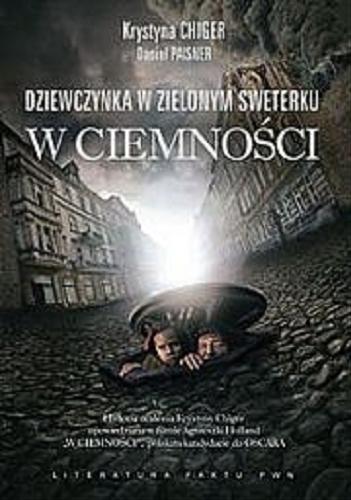 Okładka książki W ciemności : dziewczynka w zielonym sweterku / Krystyna Chiger, Daniel Paisner ; przełożyła Beata Dżon.