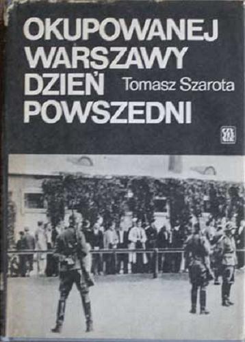 Okładka książki Okupowanej Warszawy dzień powszedni : studium historyczne / Tomasz Szarota.