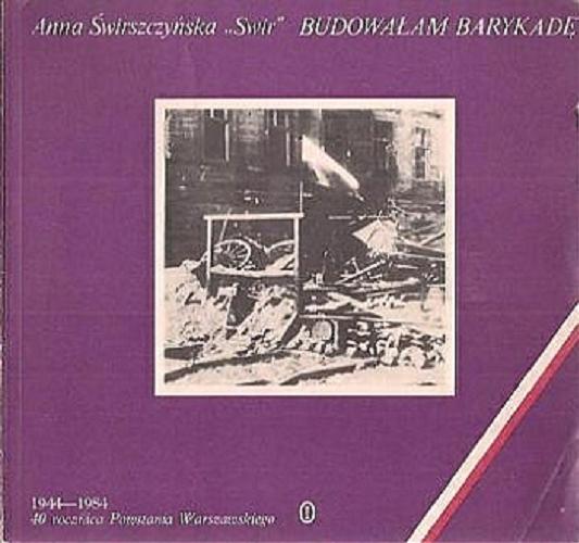 Okładka książki Budowałam barykadę / Anna Świrszczyńska ; il. Jerzy Tomaszewski ; tł. Magnus Jan Kryński ; tł. Robert A. Maguire.