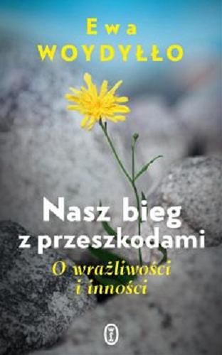 Okładka książki Nasz bieg z przeszkodami : o wrażliwości i inności / Ewa Woydyłło.