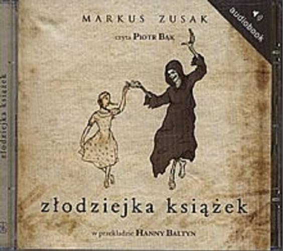 Okładka książki Złodziejka książek [ Dokument dźwiękowy ] / Markus Zusak ; [w przekł. Hanny Baltyn] ; czyta Piotr Bąk.