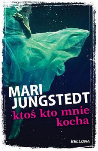 Okładka książki Ktoś kto mnie kocha / Mari Jungstedt ; przełożyła Ewa Wojaczek.
